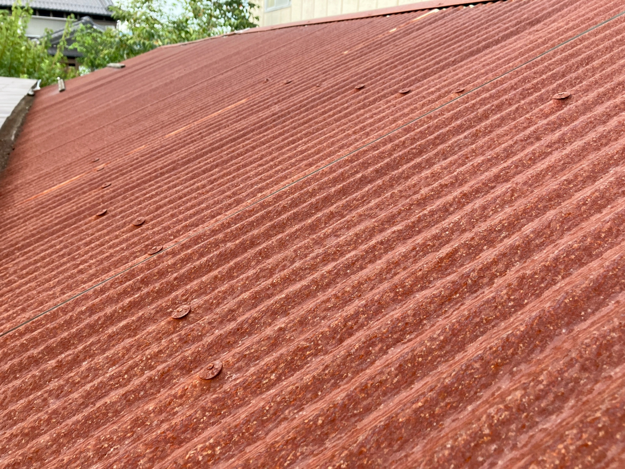 全体が真っ赤に錆びたトタン屋根